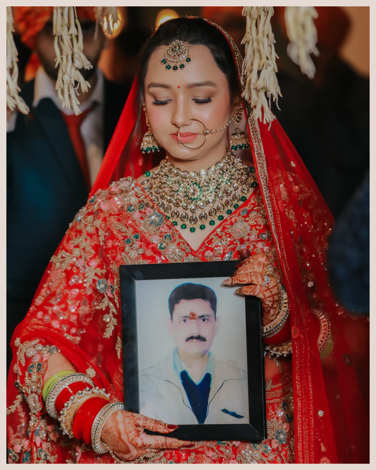 Soumya holding a framed photograph of her father before the rites